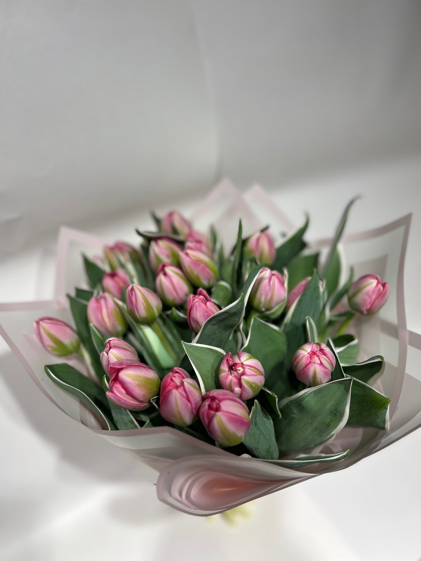 Rozā tulpes ar pildītiem ziediem