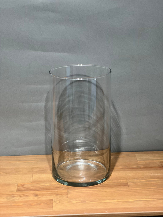 Stikla vāze cilindra formā, augstums 28 cm, diametrs 15 cm.