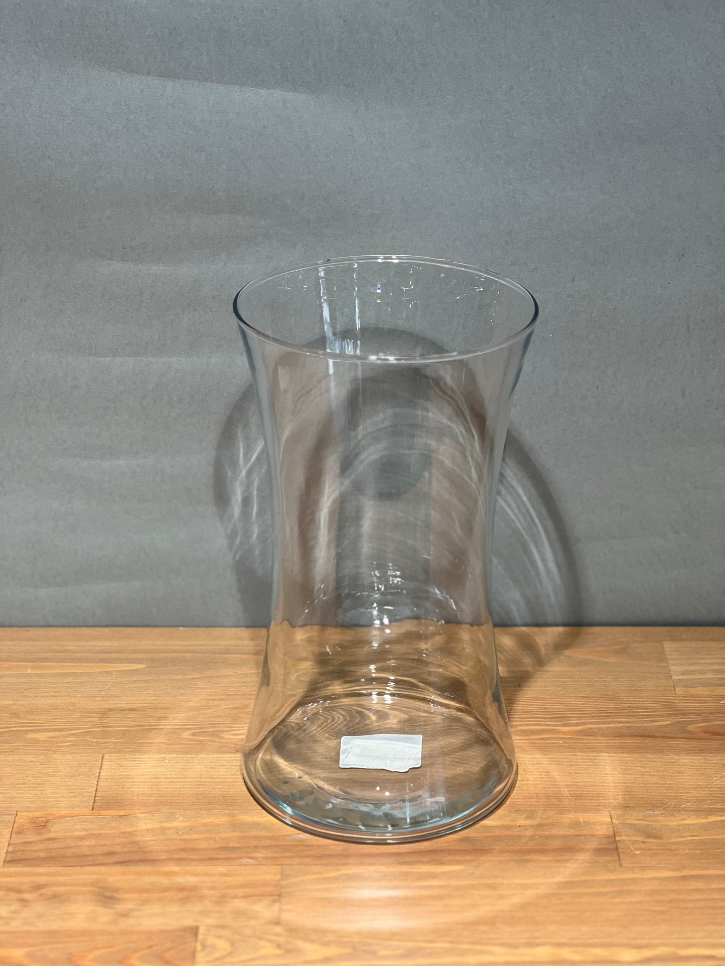 Stikla vāze ar izliekumu, augstums 25 cm, diametrs 10 cm.