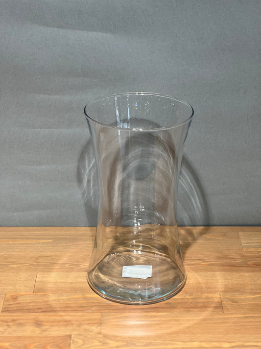 Stikla vāze ar izliekumu, augstums 25 cm, diametrs 10 cm.