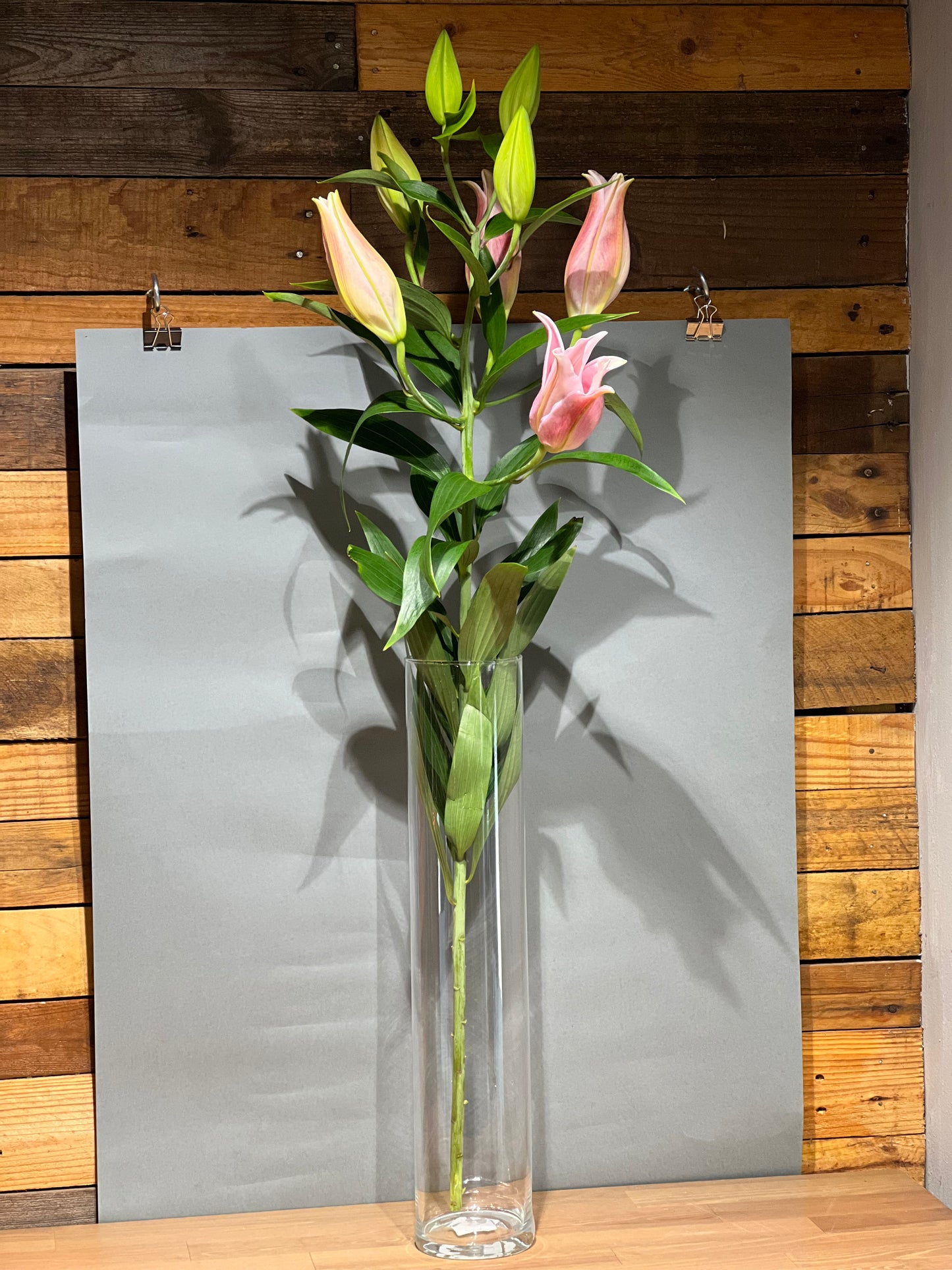 Stikla vāze gara cilindra formā, augstums 50 cm, diametrs 9,5 cm.