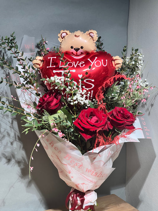 Ziedu pušķis ar balonu sirds formā